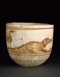 Becher, dekoriert in Rot mit einer Szene von zwei Krokodilen mit Vögeln auf ihren Schwänzen, 101-300